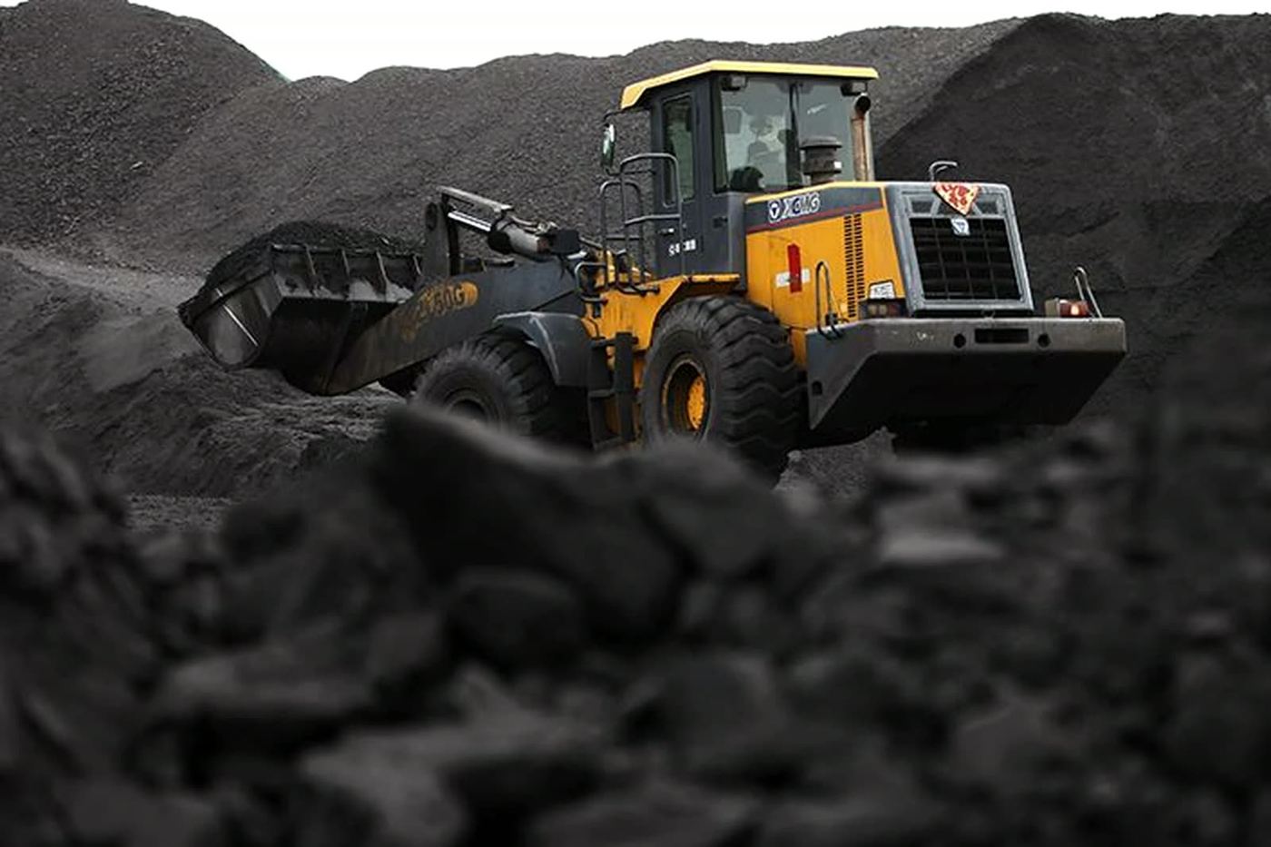 Front-end loader handling aggregate